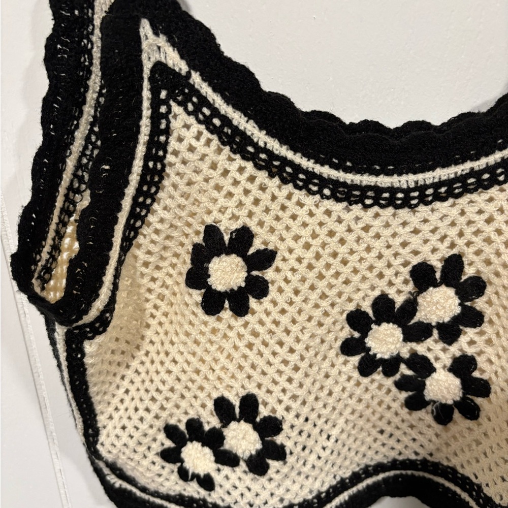 Le Lis Black and Cream Floral Crochet Crop Top - Picture 3 of 4